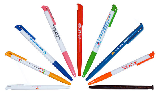 Bút bi có đa dạng màu sắc và kiểu dáng